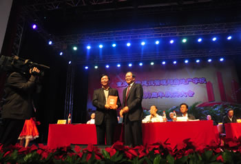 c4aa4b5035a99aa3f4e89809e89be2b0 王如法先生受聘沉大客座教授(2013年) 1.jpg